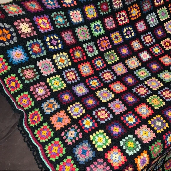v i n t a g e :: Large Granny Square Crochet Blanket Throw Afghan - Picture 12 of 15